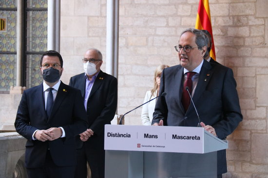Ousted president Quim Torra giving his farewell speech on September 28, 2020, with vice president Pere Aragonès (by Mariona Puig)